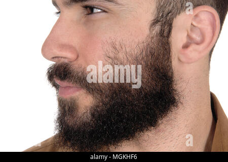 Un vicino l immagine del volto di un giovane uomo con la barba e baffi in profilo isolato per sfondo bianco Foto Stock