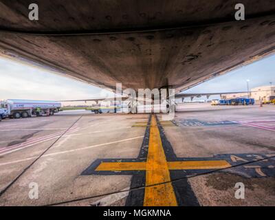 Angelo ampia vista del ventre di aereo Jet Foto Stock