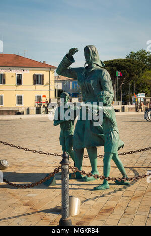 'Spongono dei marinai', una statua di bronzo per artista Quinto Pagliarani celebrando le mogli dei marinai, che si trova a Cesenatico, Italia. Colpo verticale. Foto Stock