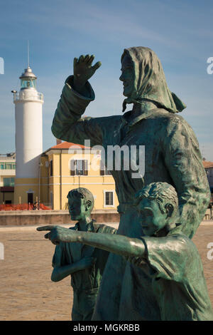 'Spongono dei marinai', una statua di bronzo per artista Pagliarani che celebra le mogli dei marinai, che si trova a Cesenatico, Italia. Colpo verticale. Foto Stock