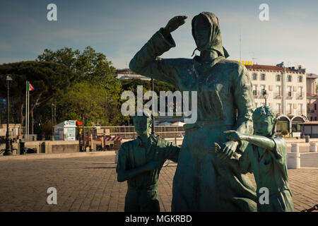'Spongono dei marinai', una statua di bronzo per artista Pagliarani che celebra le mogli dei marinai, che si trova a Cesenatico, Italia. Medie di close-up. Foto Stock