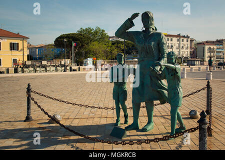 'Spongono dei marinai', una statua di bronzo per artista Quinto Pagliarani che celebra le mogli dei marinai, che si trova a Cesenatico, Italia. Foto Stock