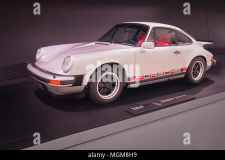 STUTTGART, Germania-Aprile 7, 2017: 1974 Porsche 911 Turbo Nr. 1 nel museo Porsche Foto Stock