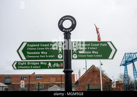 Un segno posto per l'Inghilterra Coast Path sulla banca del sud del Tees vicino il ponticello del trasportatore di Middlesbrough Foto Stock