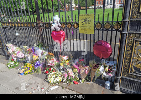 Golden Gates Sankey St Warrington dopo il bombardamento di Manchester 2017 Foto Stock