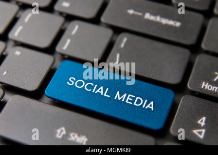 Social media il pulsante della tastiera per la comunità web concept. Online la chiave di rete closeup in colore blu. Foto Stock