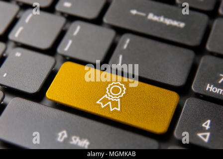 Best business certificato pulsante calcolatore per la garanzia di qualità il concetto. Premio icona nastro in colore oro. Foto Stock