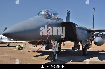 Una forza aerea F-15E Strike Eagle fighter jet su una pista di Columbus Air Force Base. Questo F-15E appartiene alla quarta Fighter Wing da Seymour Johnson Foto Stock
