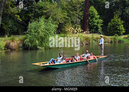 Christchurch, Nuova Zelanda - 21 Gennaio 2018: felici turisti punting sul fiume Avon in estate. Foto Stock