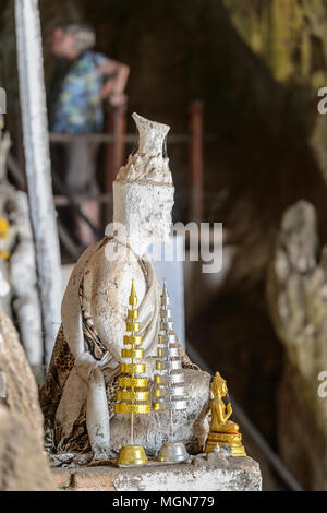 Statua di Buddha in una grotta del Laos Foto Stock