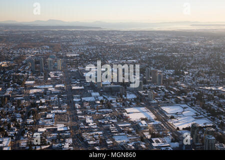 Vista aerea del Surrey Central durante una vibrante il tramonto dopo una caduta di neve. Preso in Vancouver, British Columbia, Canada. Foto Stock