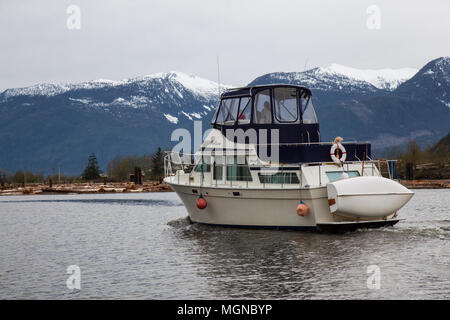 Squamish, British Columbia, Canada - 15 Aprile 2018: barca lasciando la marina. Foto Stock