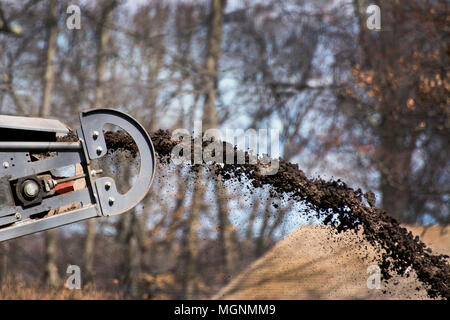 Rifacimento della pavimentazione stradale. Fresatrice stradale rimuovendo il vecchio marciapiede da una superficie stradale Foto Stock