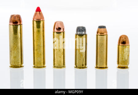 Una riga e una collezione di big bore pistola munizioni inclusi 500 e Magnum 460, 454 casull, 44 magnum, 45 colt e 45 Stati ACP su un sfondo isolato Foto Stock