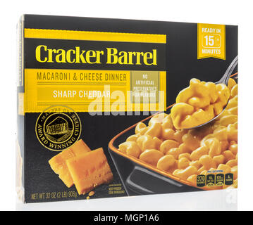 Winneconne, WI - 20 Aprile 2018: una scatola di Cracker Barrel maccheroni e formaggio cena in forte sapore di formaggio cheddar isolato su un background. Foto Stock