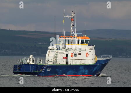 L'equipaggio di formazione/supporto navale nave MV Y vengono Smit, passando Greenock East India Harbour durante l'esercizio comune della Warrior 18-1. Foto Stock