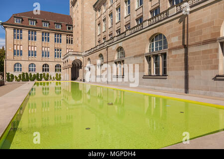 Zurich, Svizzera - 13 October, 2013: piazza e la piscina con acqua di fronte all'edificio principale dell'Università di Zurigo. L'Università di Zurigo, Foto Stock