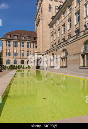 Zurich, Svizzera - 13 October, 2013: piazza e la piscina con acqua di fronte all'edificio principale dell'Università di Zurigo. L'Università di Zurigo, Foto Stock