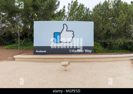 Menlo Park, California, Stati Uniti d'America - 28 Aprile 2018: Segno di Facebook all'ingresso della sede nella Silicon Valley. Facebook è un American online in modo Foto Stock