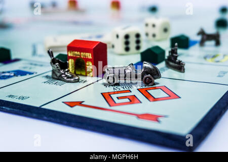 Gioco di monopoli vicino con l'auto passando il GO. Foto Stock