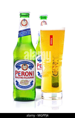 SWINDON, Regno Unito - Aprile 28th, 2018: bottiglie di birra Peroni con un vetro, Fabbrica di Birra Peroni (Birra Peroni), è un brewing company fondata in Vigevano in Lomba Foto Stock