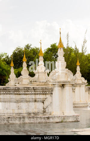 Monastero di Atumashi (Maha Atulaveyan Kyaungdawgyi), un monastero buddista, Mandalay Myanmar (Birmania). È stato costruito nel 1857 dal Re Mindon Foto Stock