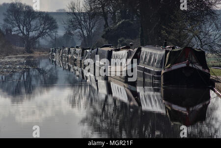 Imbarcazioni strette sul Chesterfield Canal a Clayworth Foto Stock