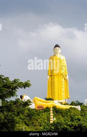 Gigantesca statua di Budda Al Maha Bodhi Ta Htaung, una famosa regione buddista e monastero, Monywa Township, Sagaing Area, Myanmar (Birmania) Foto Stock