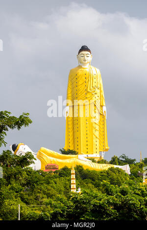 Gigantesca statua di Budda Al Maha Bodhi Ta Htaung, una famosa regione buddista e monastero, Monywa Township, Sagaing Area, Myanmar (Birmania) Foto Stock