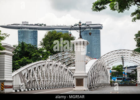 Anderson Bridge (Fullerton Road), con Marina Bay Sands in background, Singapore Foto Stock