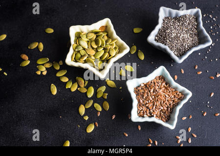 Ciotola di vari superfoods bianco su sfondo di legno con spazio di copia Foto Stock