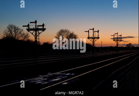 24/12/2015 Wrawby Junction, Barnetby (Lincs) Sun impostazione sulla meccanica ferroviaria segnali semaforo appena prima che essi sono stati sostituiti Foto Stock