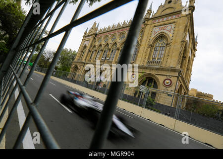 Baku in Azerbaijan. 28 apr, 2018. BAKU in Azerbaijan - Day 2: piloti in pista durante la terza sessione di prove libere per l'Azerbaigian FORMULA ONE Grand Prix a Baku circuito cittadino il 28 aprile 2018 a Baku, in Azerbaijan. Credito: Aziz Karimov Pacifci/press/Alamy Live News Foto Stock