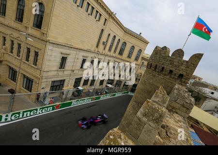 Baku in Azerbaijan. 28 apr, 2018. BAKU in Azerbaijan - Day 2: piloti in pista durante la terza sessione di prove libere per l'Azerbaigian FORMULA ONE Grand Prix a Baku circuito cittadino il 28 aprile 2018 a Baku, in Azerbaijan. Credito: Aziz Karimov Pacifci/press/Alamy Live News Foto Stock