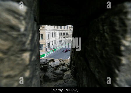 Baku in Azerbaijan. 28 apr, 2018. BAKU in Azerbaijan - Day 2: piloti in pista durante la terza sessione di prove libere per l'Azerbaigian FORMULA ONE Grand Prix a Baku circuito cittadino il 28 aprile 2018 a Baku, in Azerbaijan. Credito: Aziz Karimov Pacifci/press/Alamy Live News Foto Stock