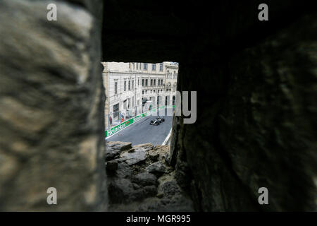 Baku in Azerbaijan. 28 apr, 2018. BAKU in Azerbaijan - Day 2: piloti in pista durante la terza sessione di prove libere per l'Azerbaigian FORMULA ONE Grand Prix a Baku circuito cittadino il 28 aprile 2018 a Baku, in Azerbaijan. Credito: Aziz Karimov Pacifci/press/Alamy Live News Foto Stock