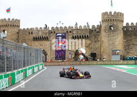 Baku in Azerbaijan. 28 apr, 2018. BAKU in Azerbaijan - Day 2: piloti in pista durante la terza sessione di prove libere per l'Azerbaigian FORMULA ONE Grand Prix a Baku circuito cittadino il 28 aprile 2018 a Baku, in Azerbaijan. Credito: Aziz Karimov Pacifci/press/Alamy Live News Foto Stock