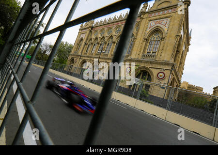 Baku in Azerbaijan. 28 apr, 2018. BAKU in Azerbaijan - Day 2: piloti in pista durante la terza sessione di prove libere per l'Azerbaigian FORMULA ONE Grand Prix a Baku circuito cittadino il 28 aprile 2018 a Baku, in Azerbaijan. Credito: Aziz Karimov Pacifci/press/Alamy Live News Foto Stock