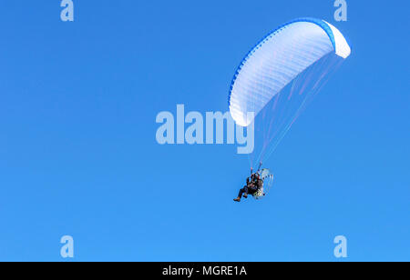 Paracadutista, in bilico nel cielo con un paracadute con un motore Foto Stock