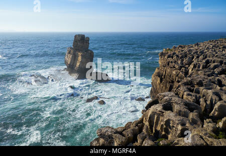 Rocce e onde di navigare nell'oceano vicino Cabo Carvoeiro (capo di carbone), Peniche penisola, Portogallo Foto Stock