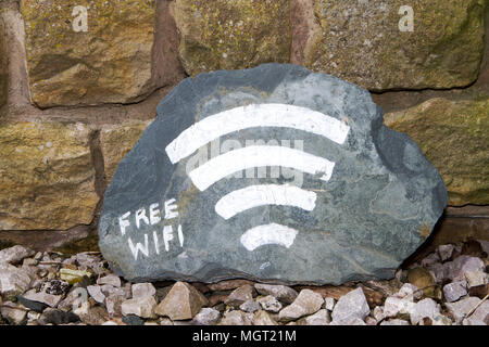 Una connessione WiFi gratuita segno con barre di segnale su un pezzo di ardesia di taglio Foto Stock