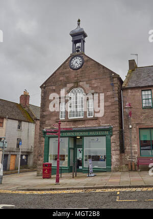 Il vecchio edificio, ora il Brechin Town House Museum in alto High Street della vecchia cattedrale della città di Brechin, Angus, Scozia. Foto Stock