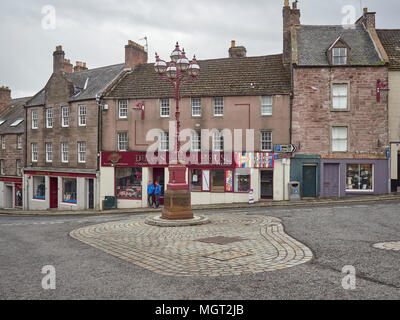 La giunzione tra High Street e Church Street nel capoluogo di contea di Brechin, con edifici a schiera guardando un po' oltre i loro migliori. Angus, Foto Stock