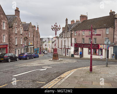 Guardando verso il basso la high street fino alle colline e campi coltivati al di là in Brechin, la vecchia città della contea di Angus, una volta centrale per l'agricoltura della regione. Sco Foto Stock