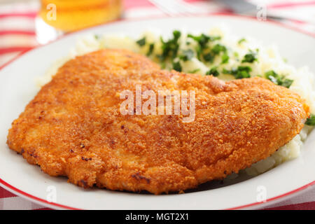 La Wiener Schnitzel con purea di patate e birra Foto Stock
