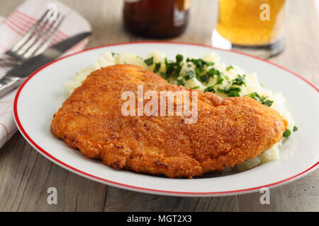 La Wiener Schnitzel con purea di patate e birra Foto Stock