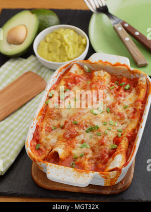 Tre enchiladas in una teglia Foto Stock