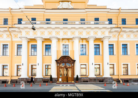 SAINT PETERSBURG, Russia - 17 Marzo 2018: turistico vicino alla facciata del palazzo Yusupov sul fiume Moyka embankment. La Moika Palace è stato la residenza principale del Foto Stock