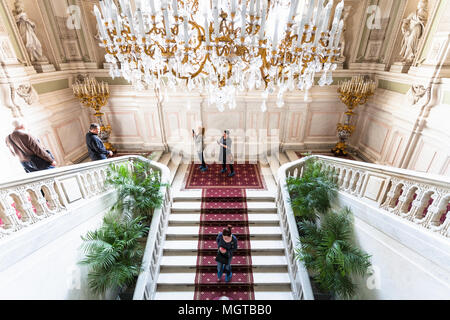 SAINT PETERSBURG, Russia - 17 Marzo 2018: turisti sulla scala principale in Yusupov palace sulla Moyka embankment. La Moika Palace è stato la residenza principale del Foto Stock