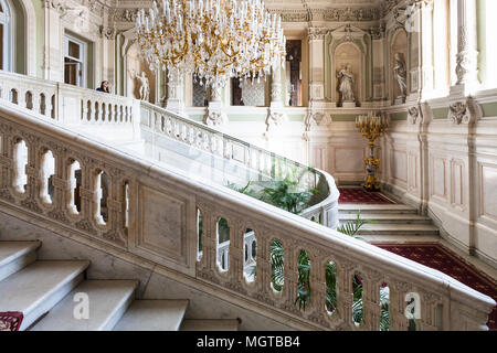 SAINT PETERSBURG, Russia - 17 Marzo 2018: ospite sulla scalinata di Yusupov palace sul fiume Moyka embankment. La Moika Palace è stato la residenza principale del Foto Stock